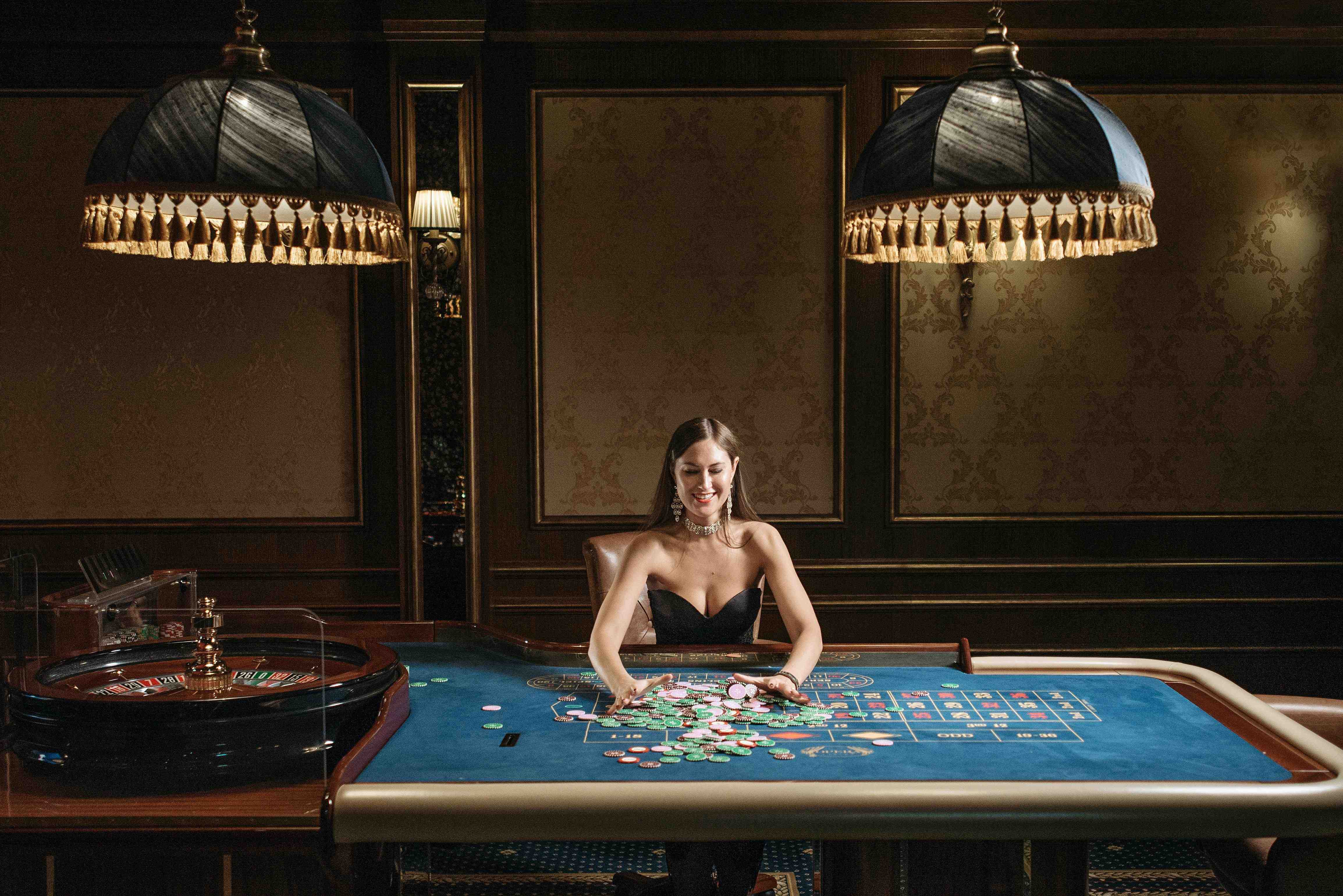 Meja permainan Live Casino dengan dealer profesional dan pemain berinteraksi secara langsung dalam nongki99